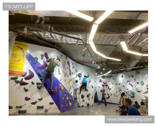 重庆攀岩队在极限运动会中以65分稳居积分榜首位