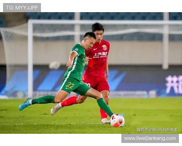 中超联赛焦点对决上港队迎战劲敌全力争胜展现球队实力
